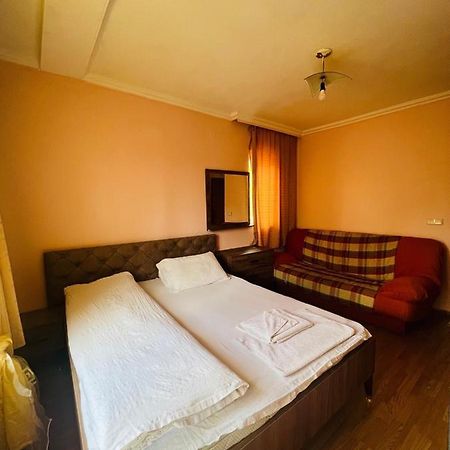 Guest House Velania Prishtinë Ngoại thất bức ảnh