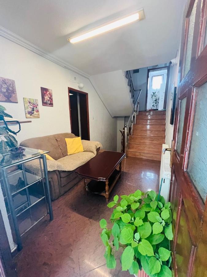 Guest House Velania Prishtinë Ngoại thất bức ảnh