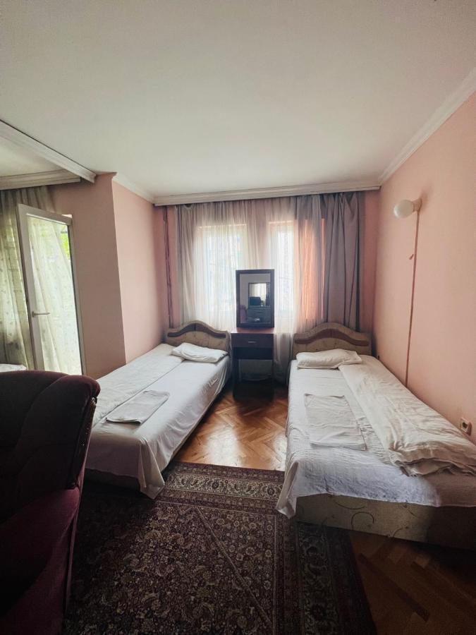 Guest House Velania Prishtinë Ngoại thất bức ảnh