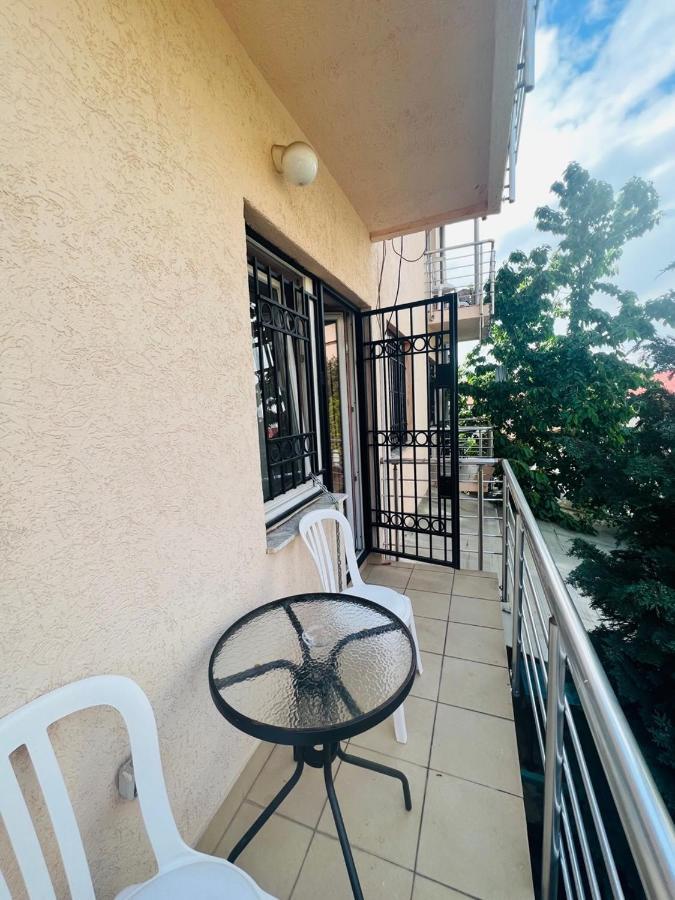 Guest House Velania Prishtinë Ngoại thất bức ảnh