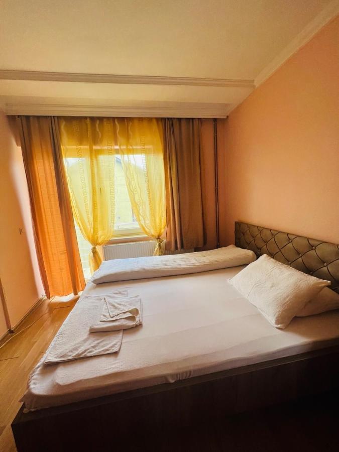 Guest House Velania Prishtinë Ngoại thất bức ảnh