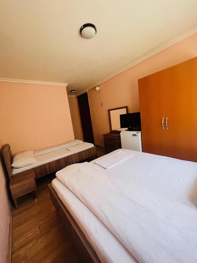 Guest House Velania Prishtinë Ngoại thất bức ảnh