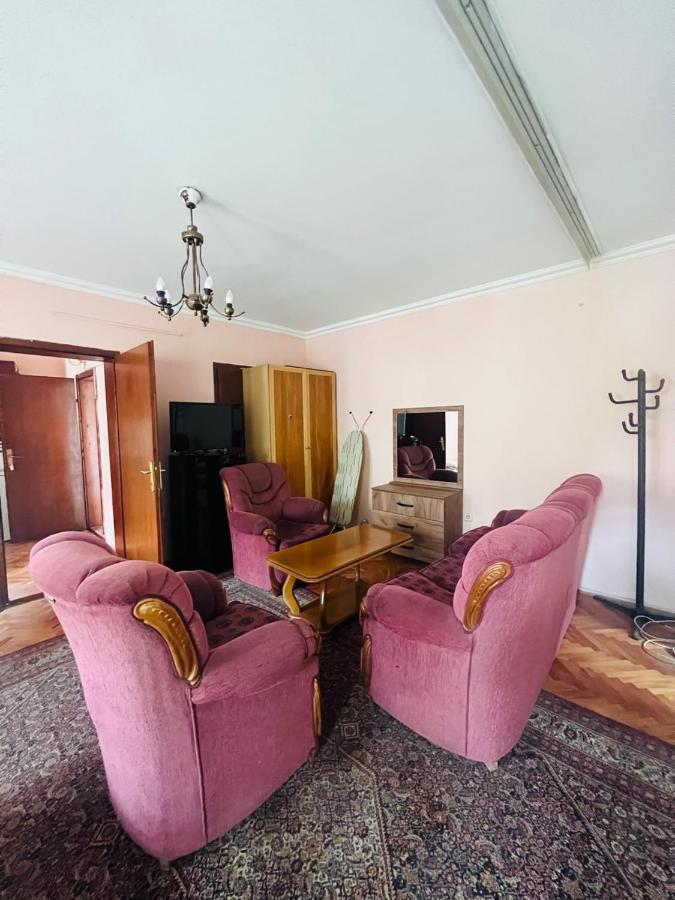 Guest House Velania Prishtinë Ngoại thất bức ảnh