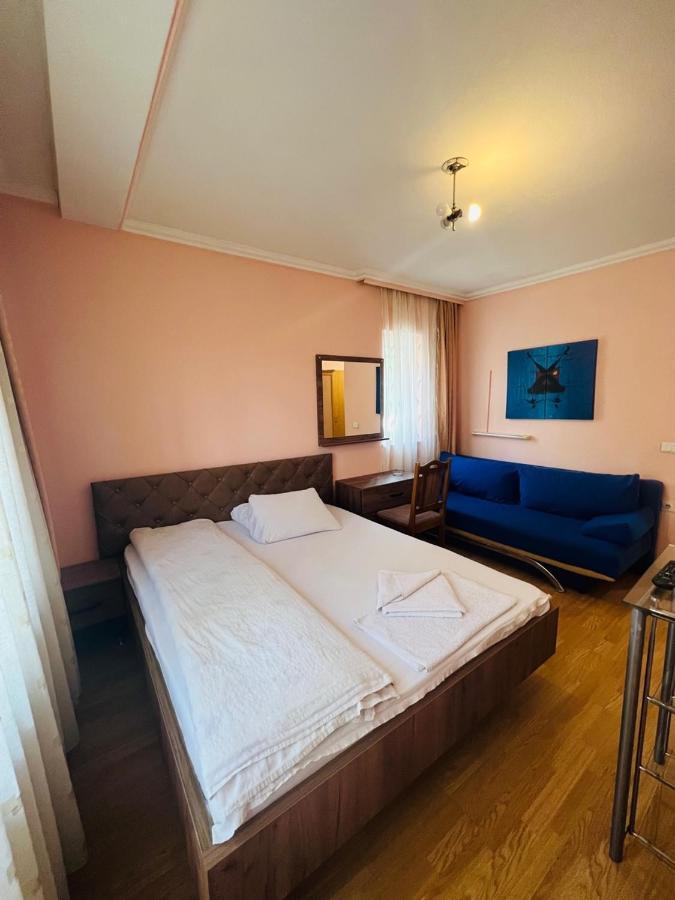 Guest House Velania Prishtinë Ngoại thất bức ảnh