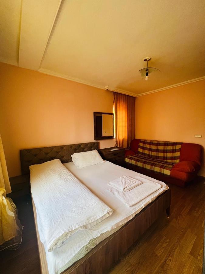 Guest House Velania Prishtinë Ngoại thất bức ảnh