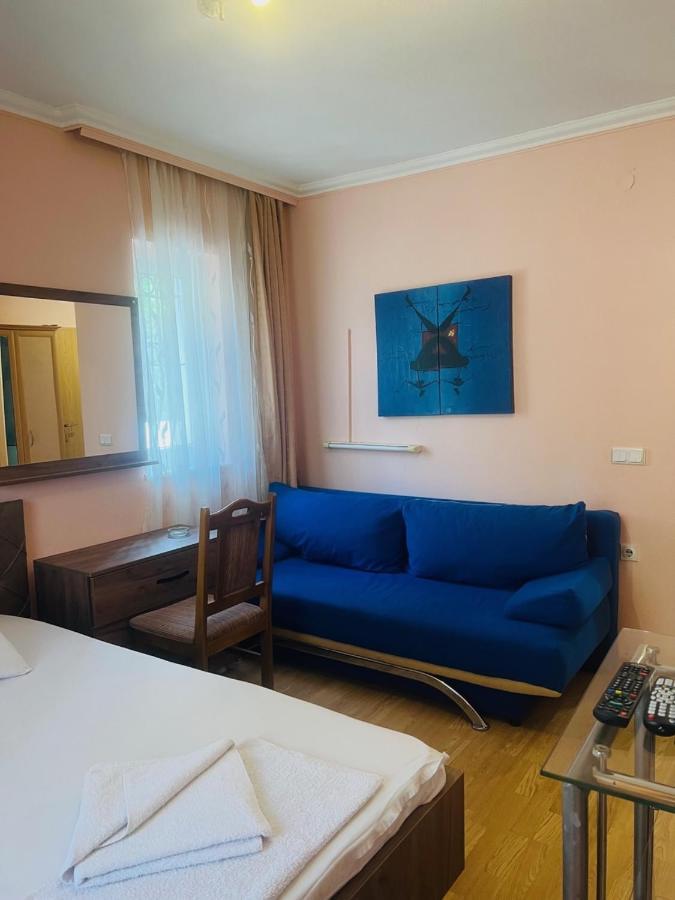 Guest House Velania Prishtinë Ngoại thất bức ảnh